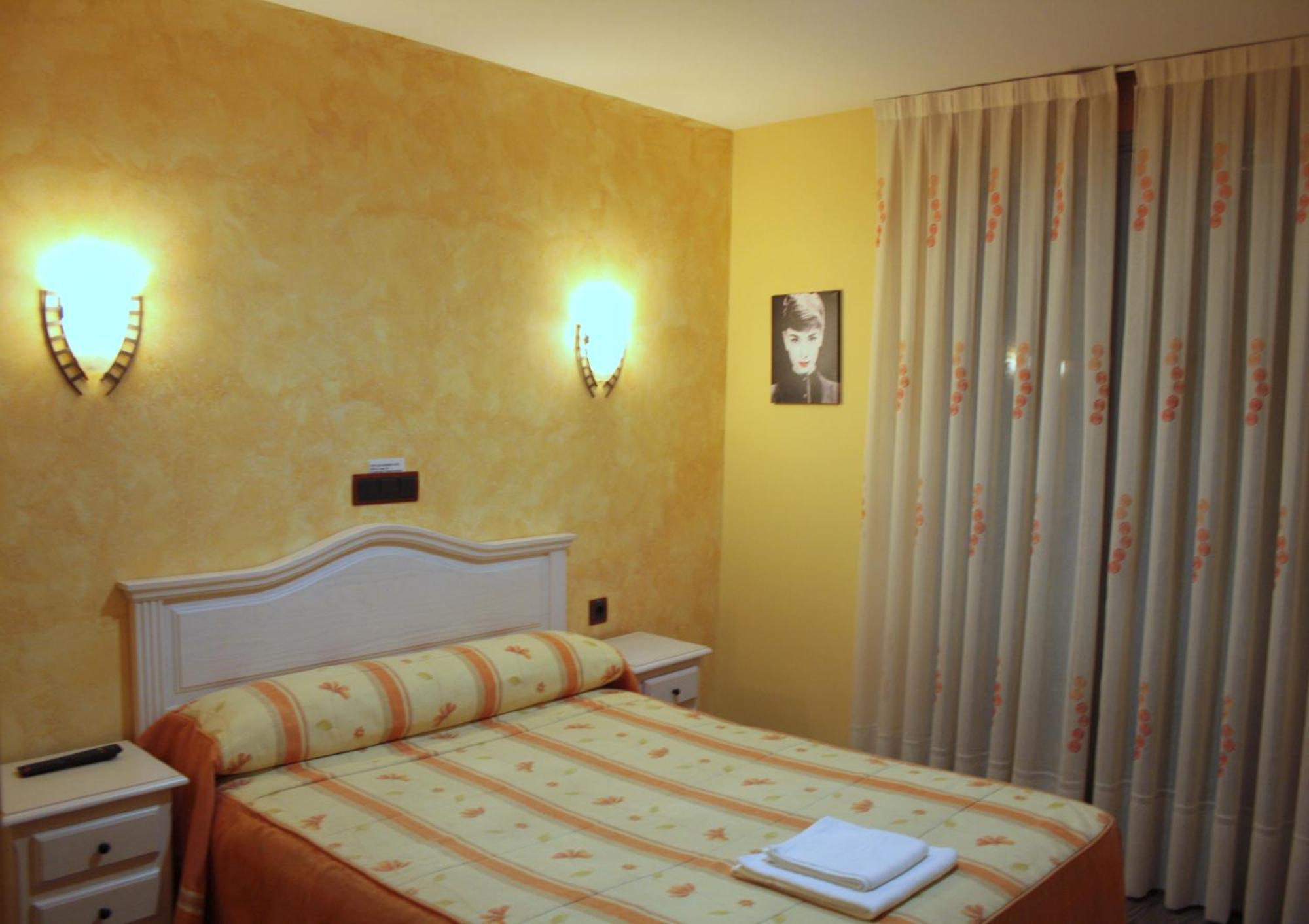 Hostal Regio Madrid Dış mekan fotoğraf